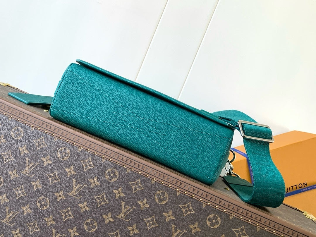 LV MESSENGER BAG