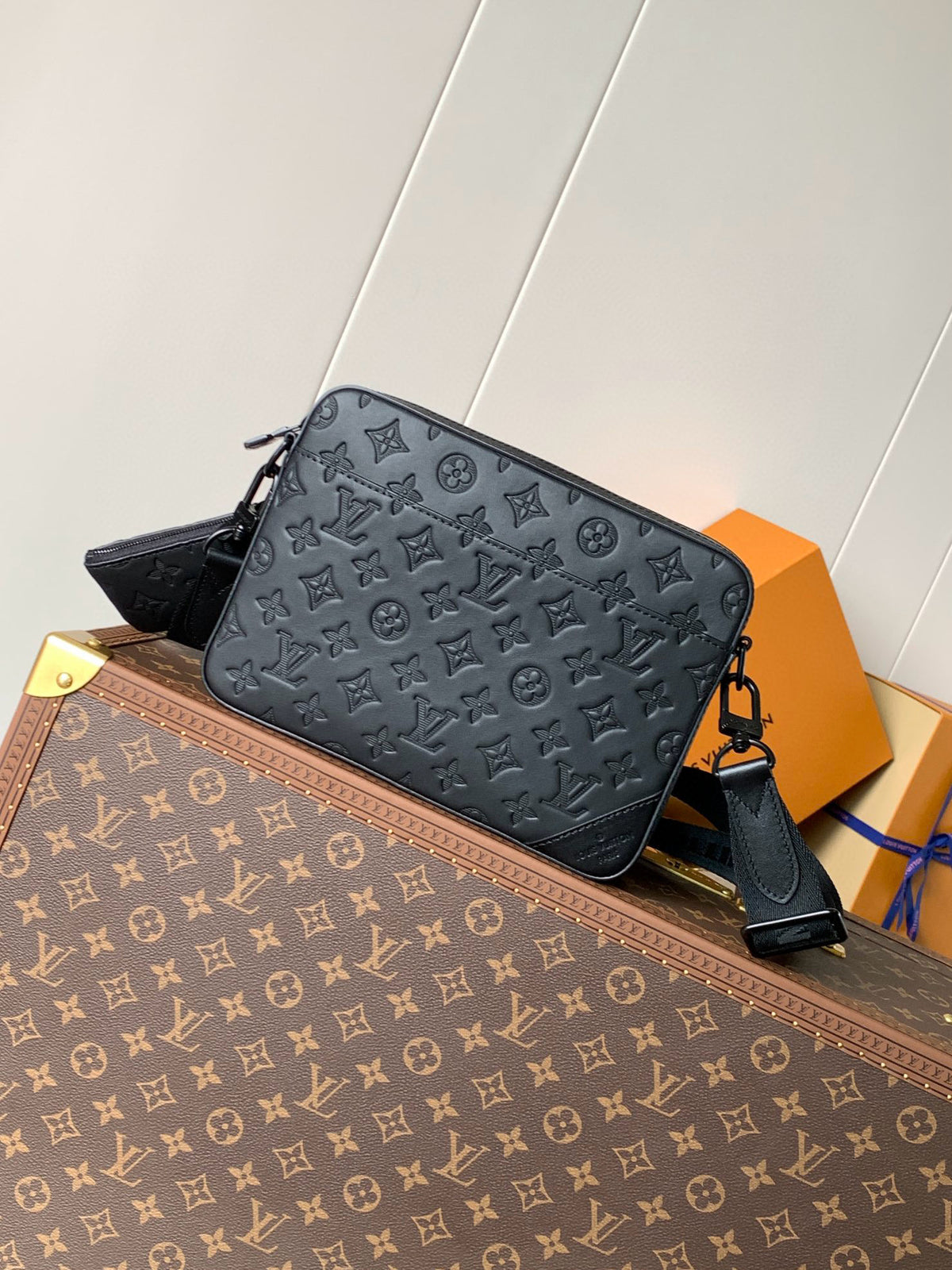 LV MESSENGER BAG