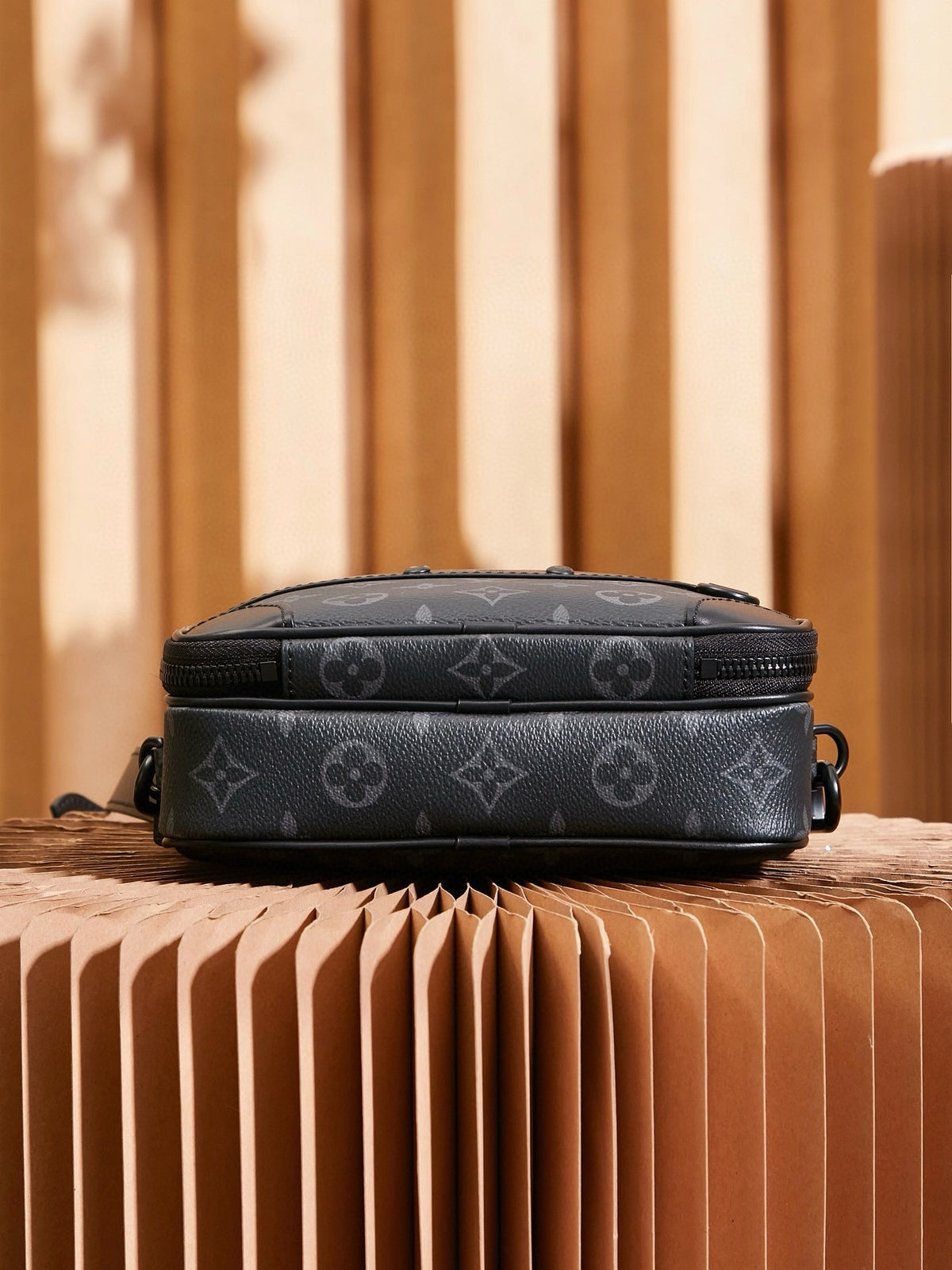 LV MESSENGER BAG