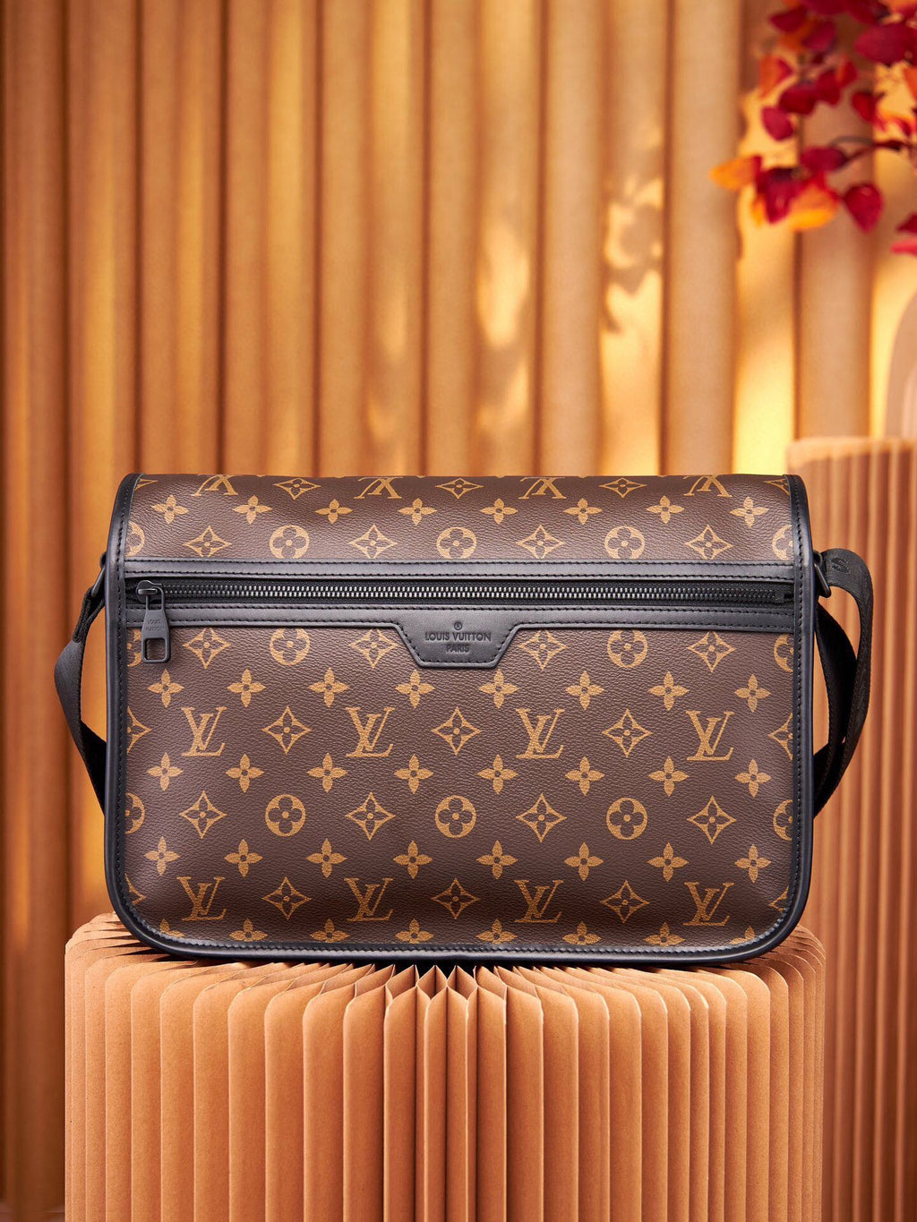 LV MESSENGER BAG
