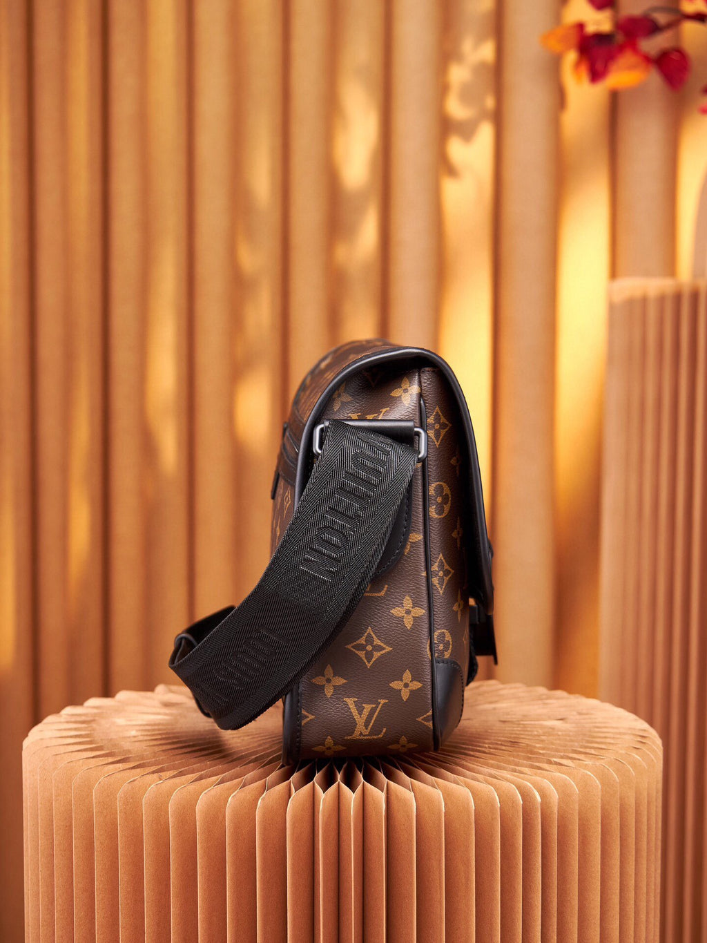 LV MESSENGER BAG
