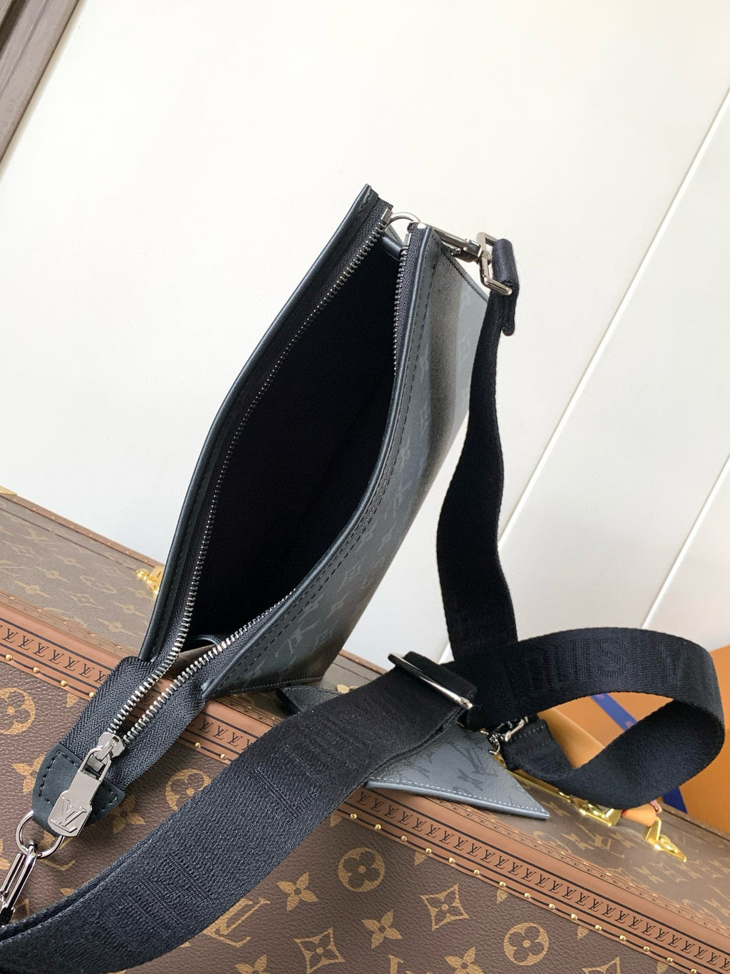 LV MESSENGER BAG