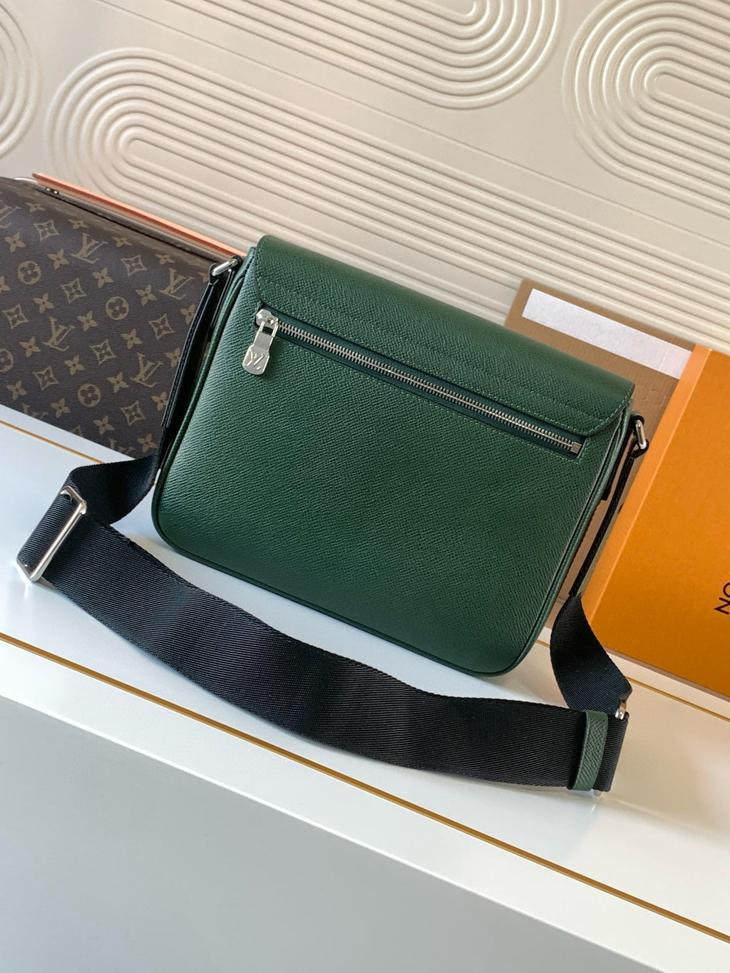 LV MESSENGER BAG