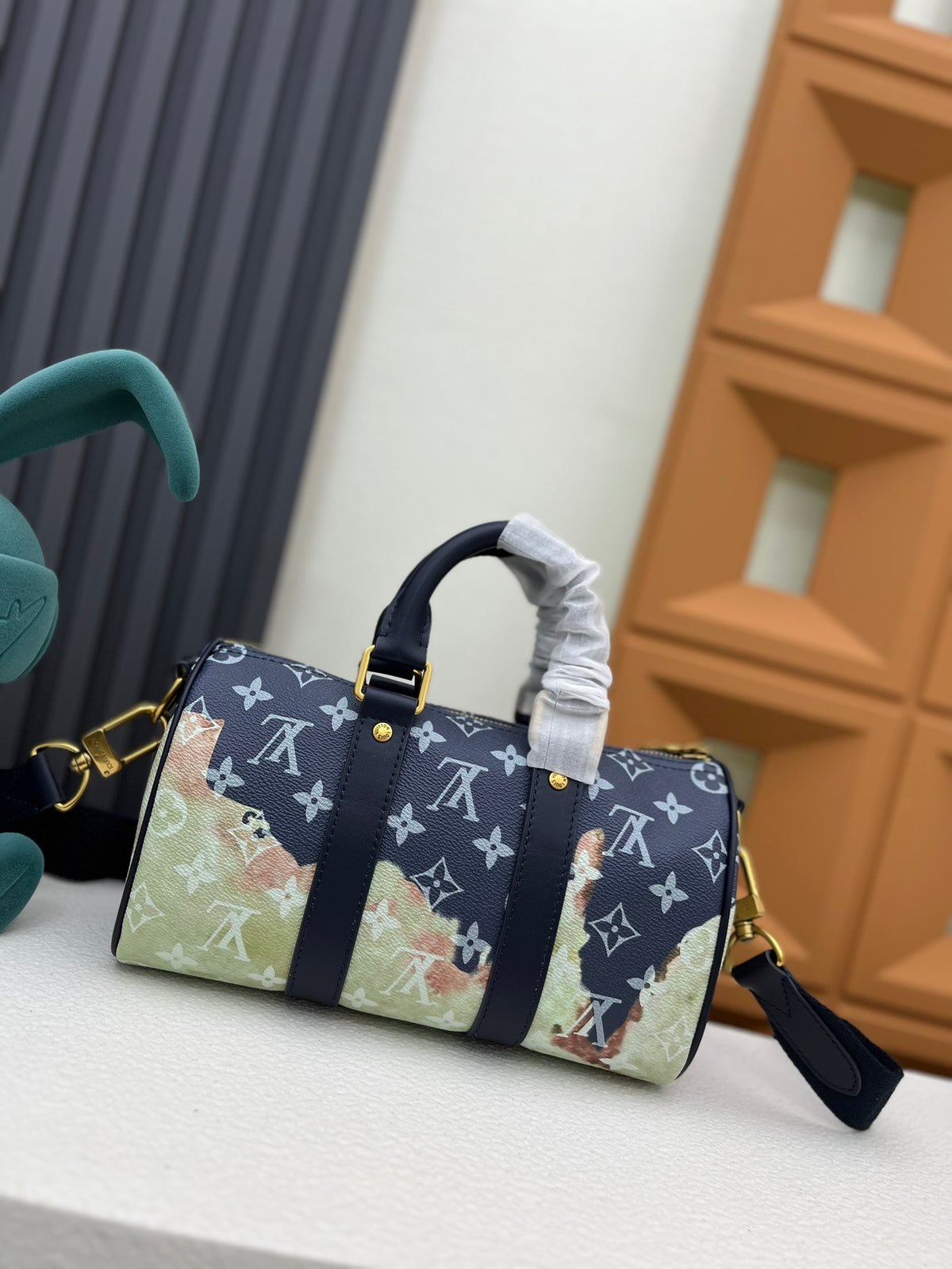 LV MESSENGER BAG
