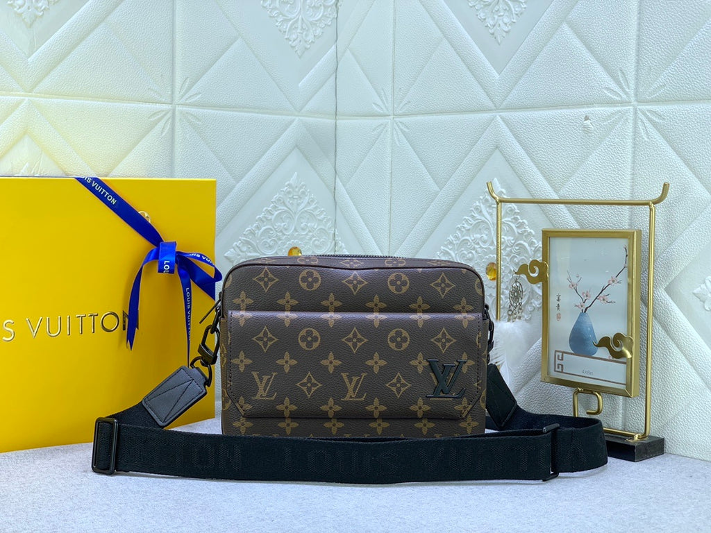 LV MESSENGER BAG