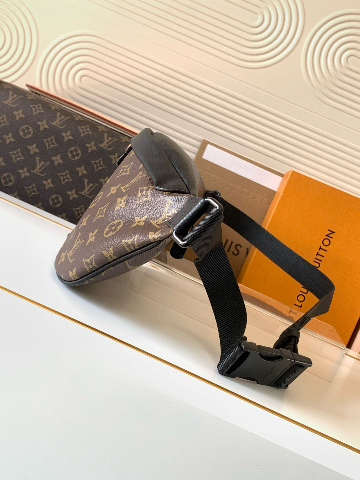 LV MESSENGER BAG