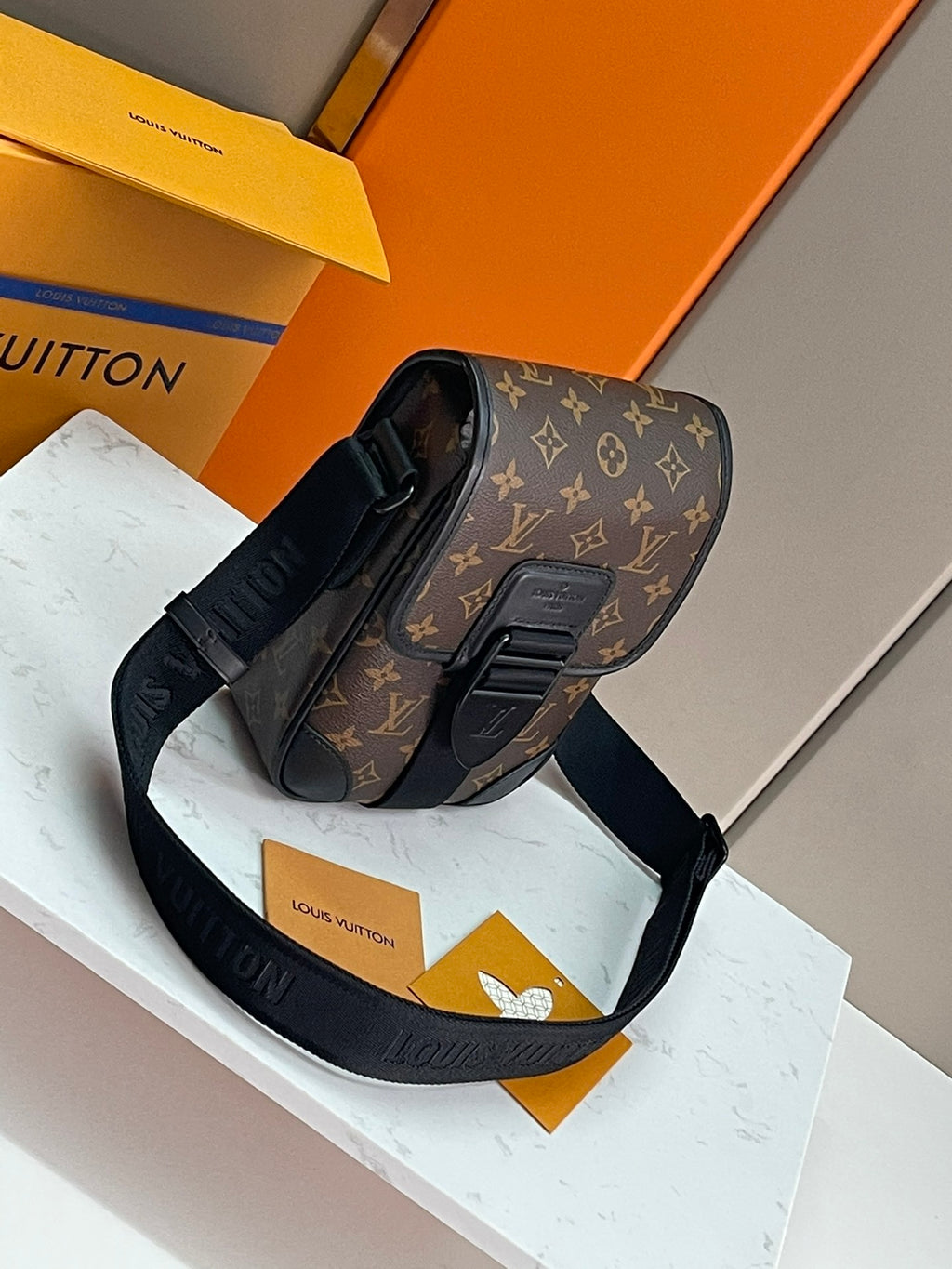LV MESSENGER BAG