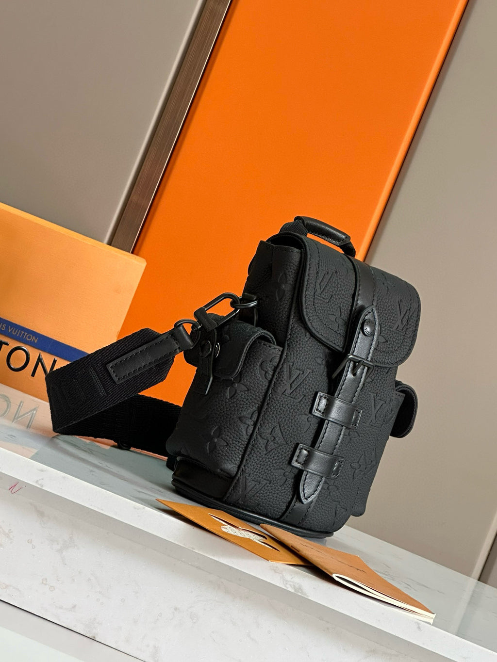 LV MESSENGER BAG