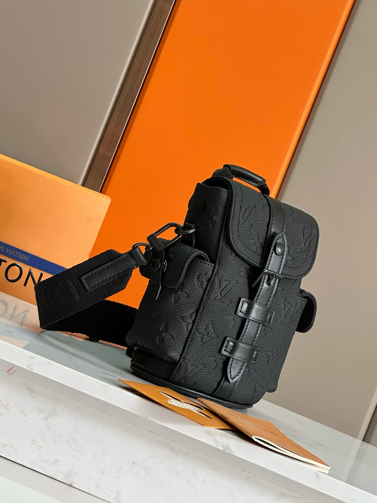 LV MESSENGER BAG