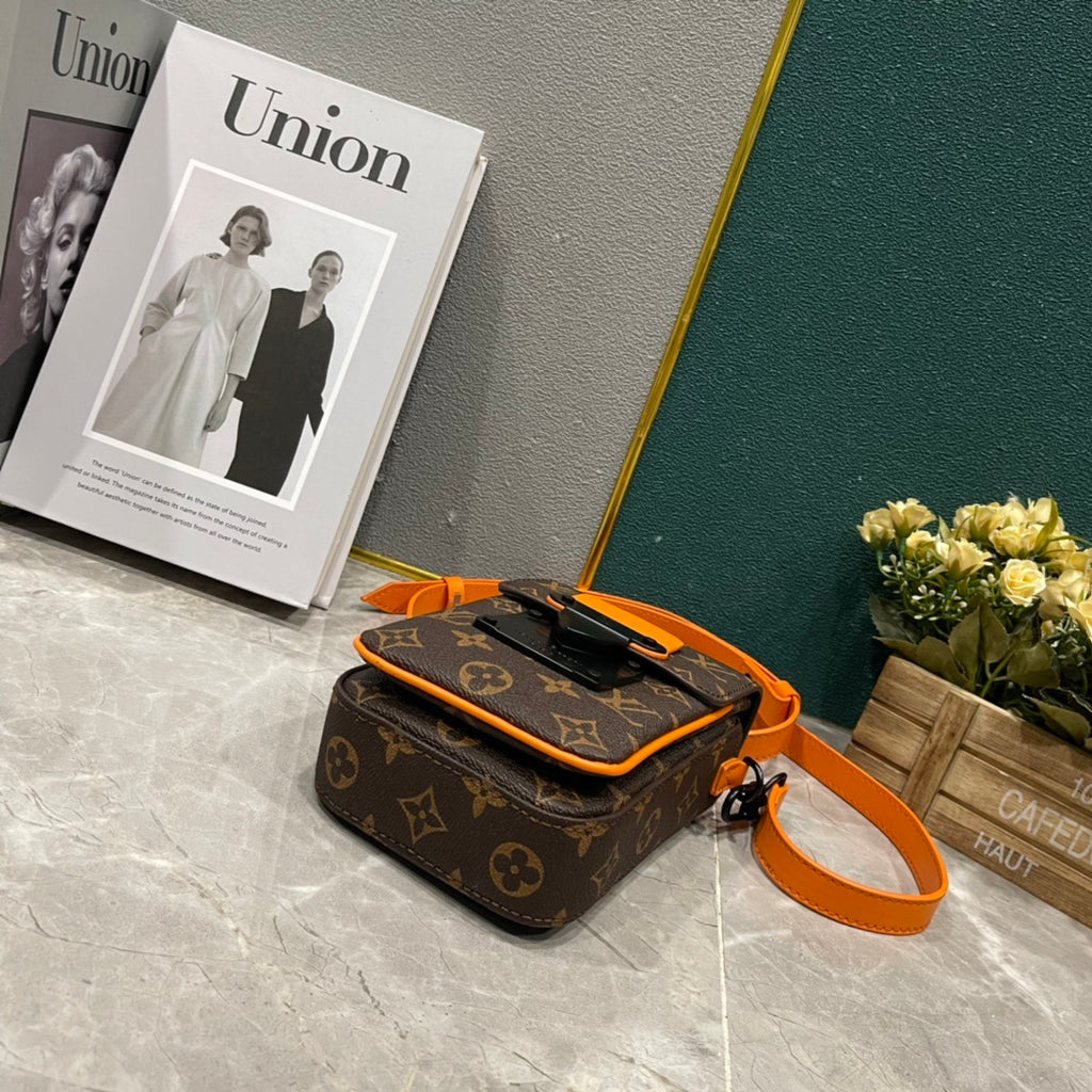 LV MESSENGER BAG