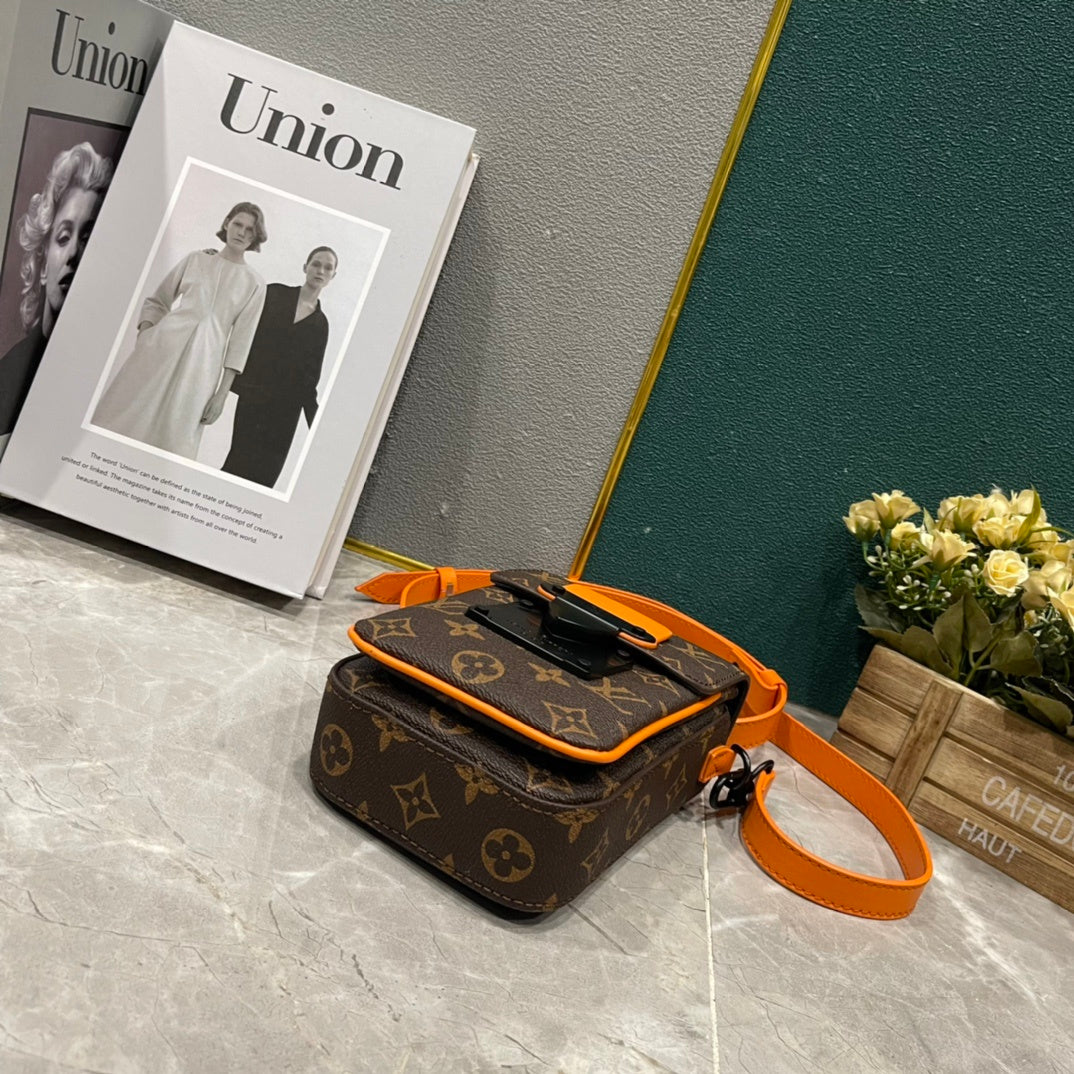 LV MESSENGER BAG