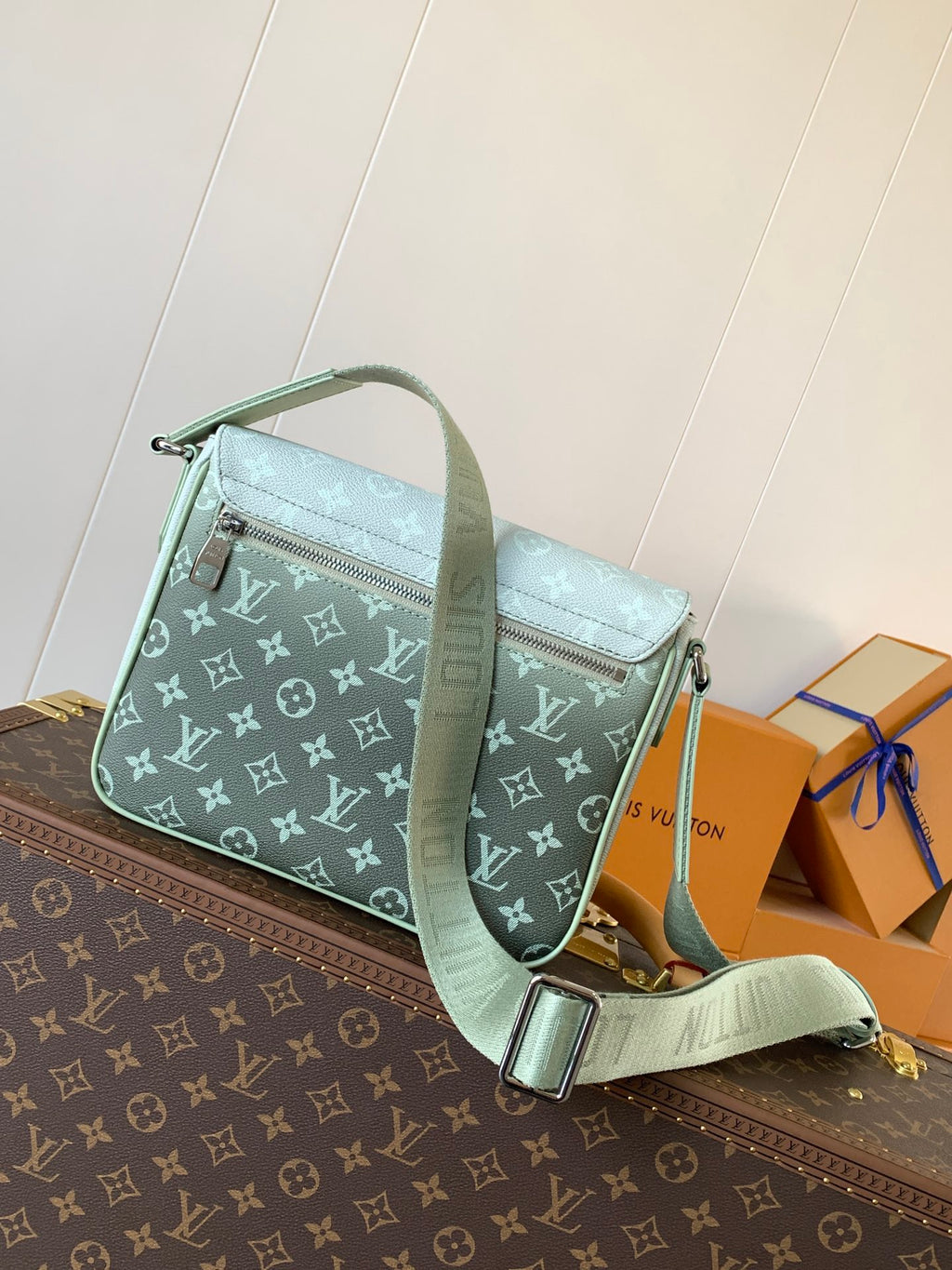 LV MESSENGER BAG