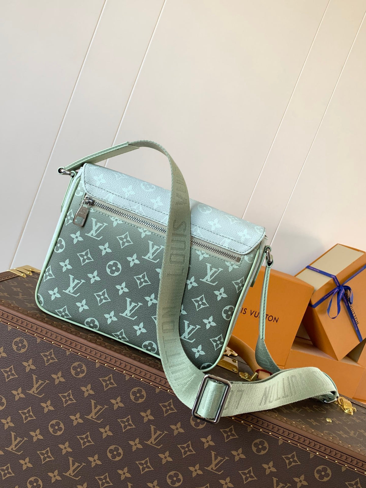 LV MESSENGER BAG
