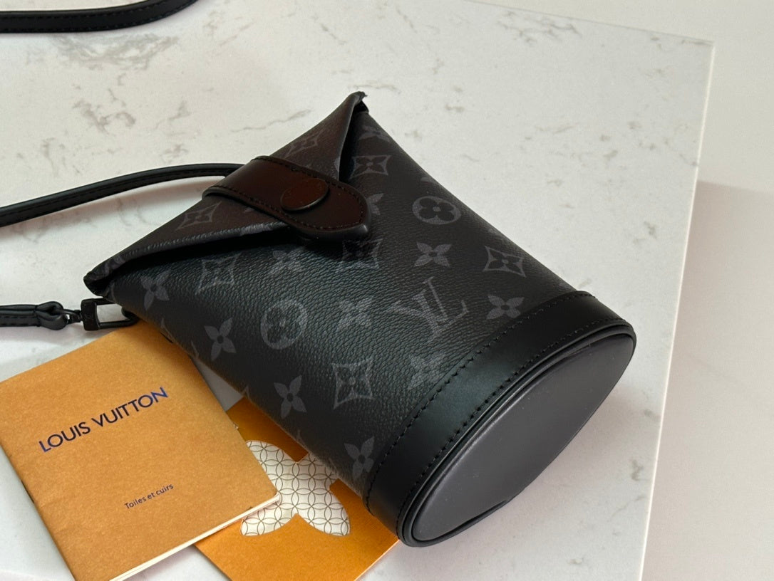 LV MESSENGER BAG