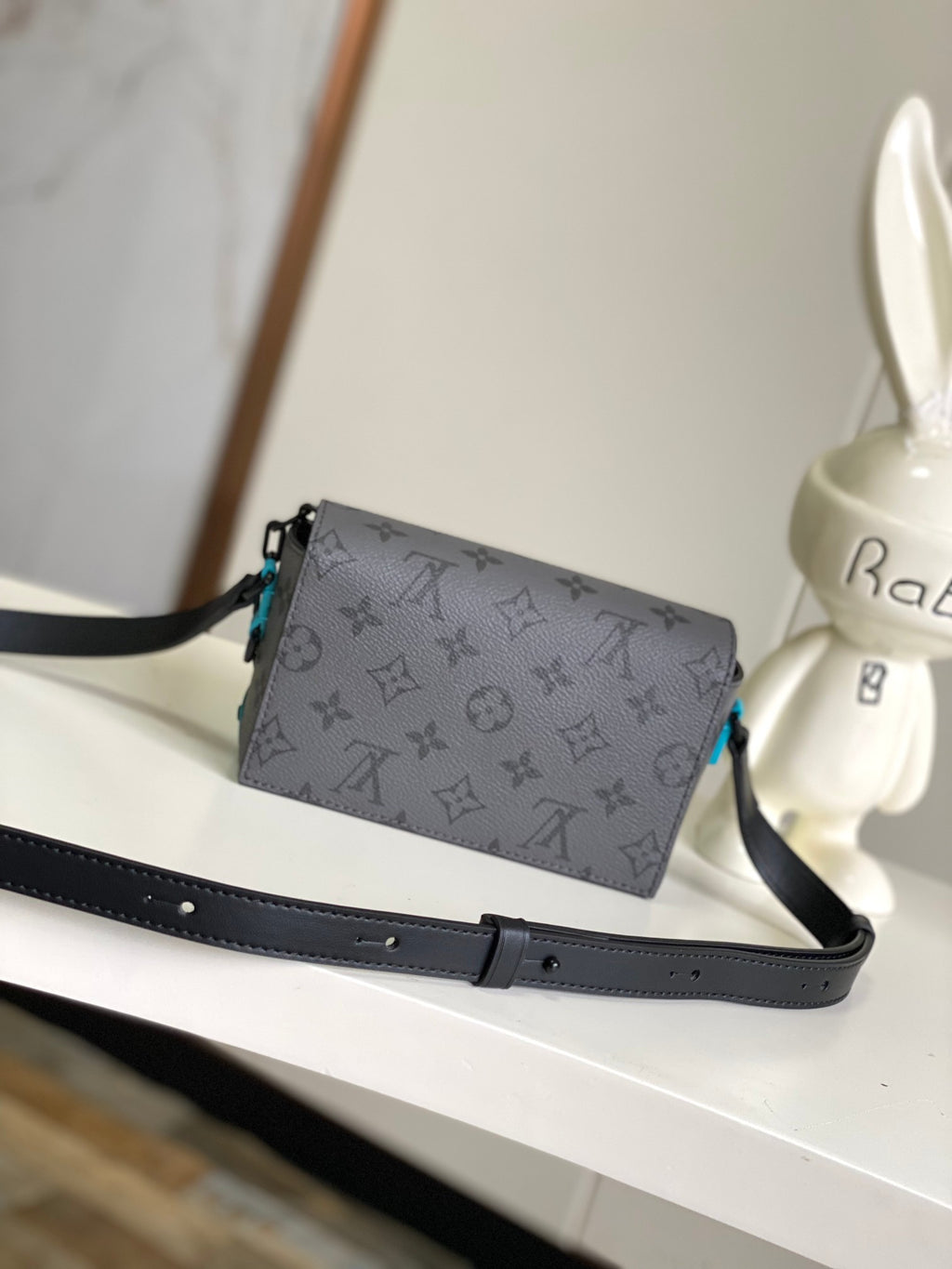 LV MESSENGER BAG