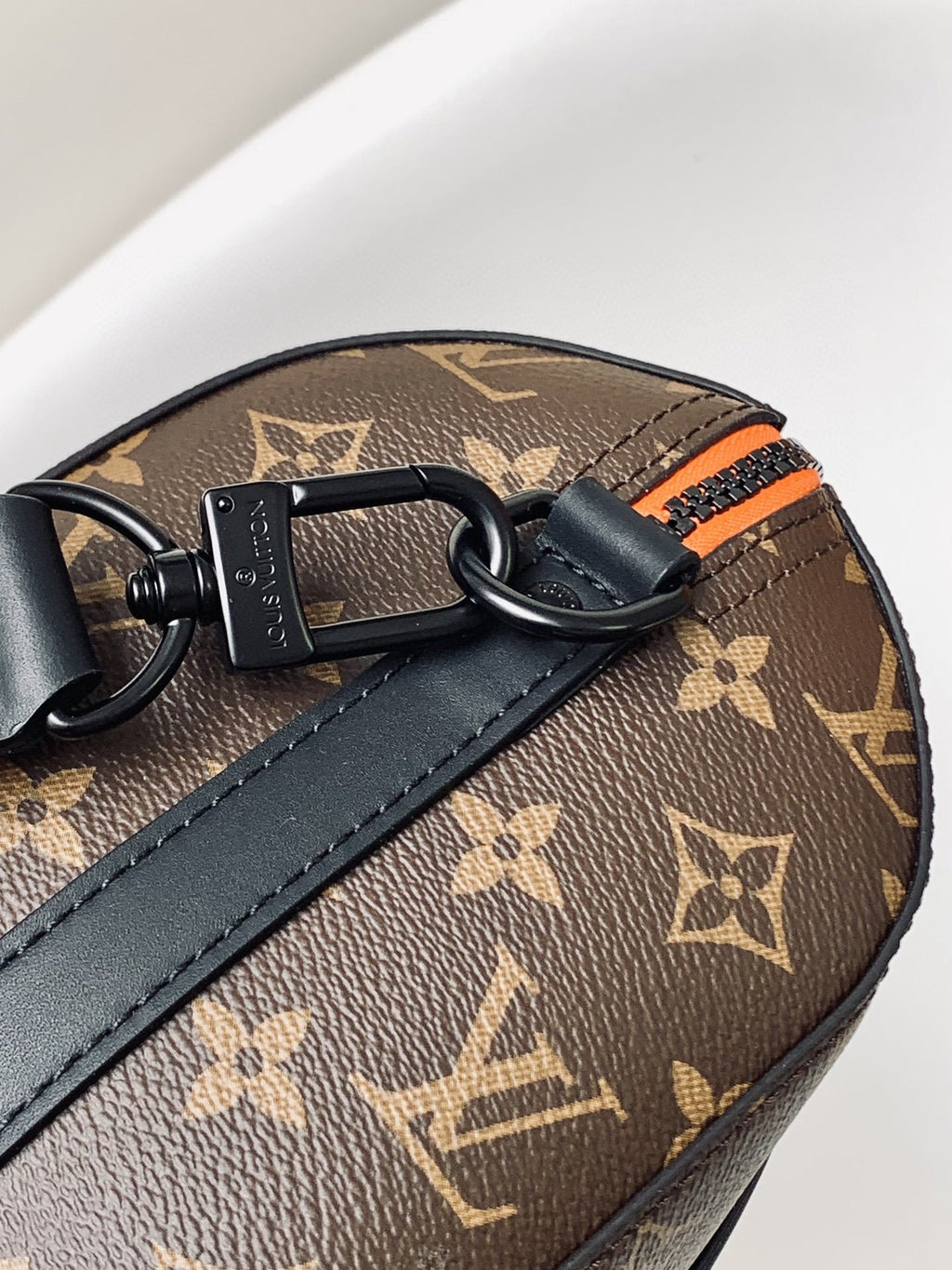 LV MESSENGER BAG