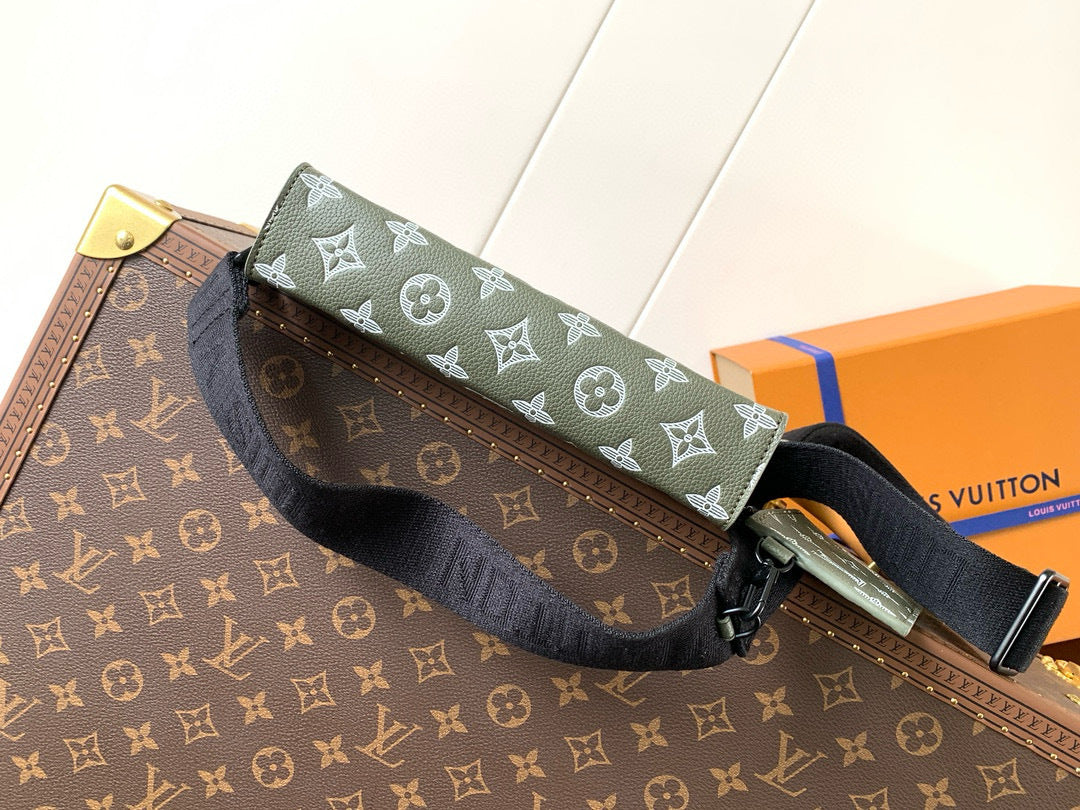 LV MESSENGER BAG