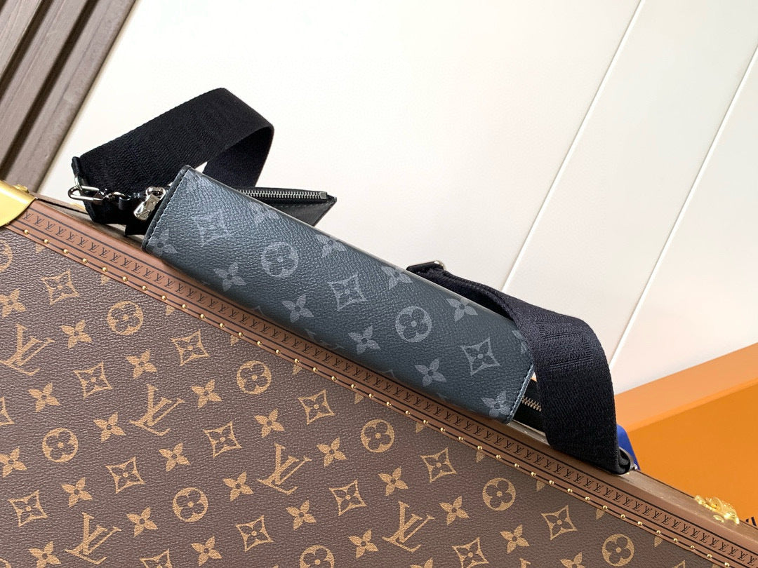 LV MESSENGER BAG