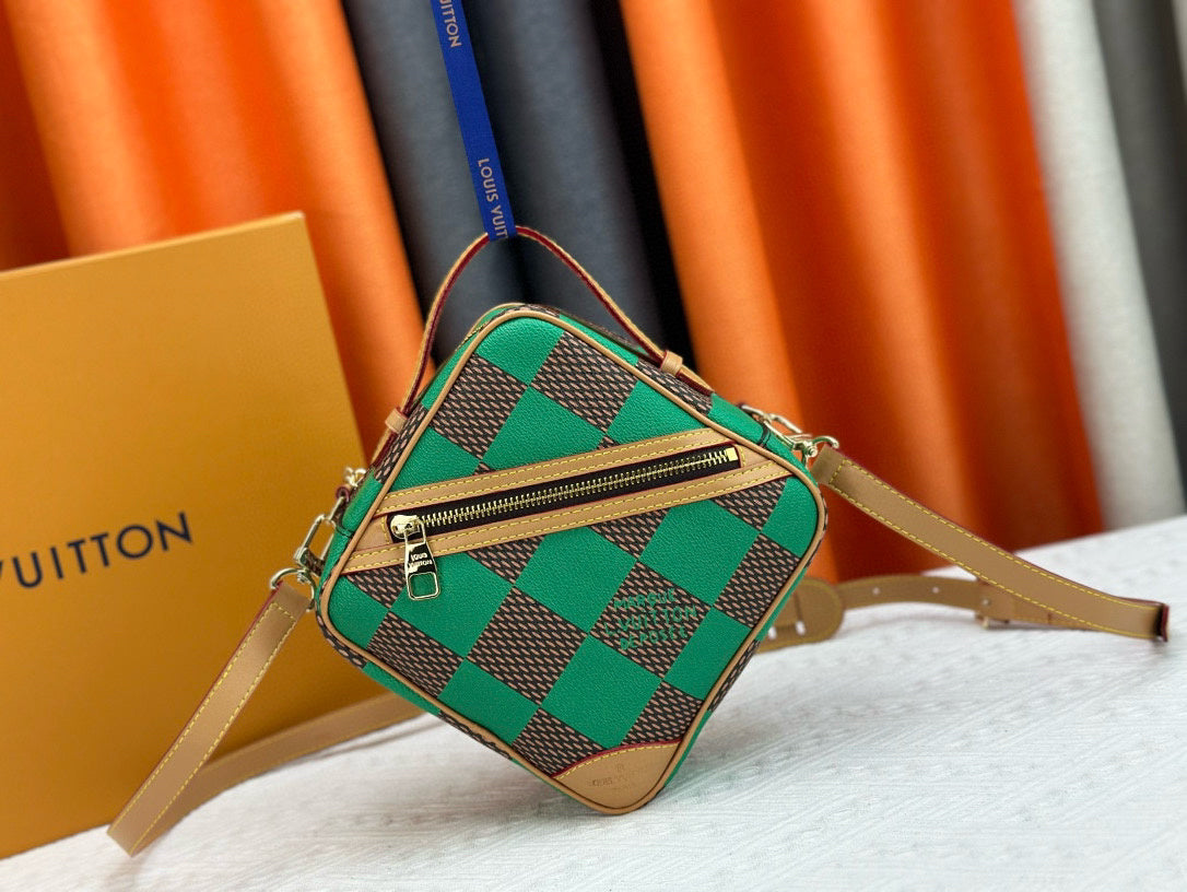 LV MESSENGER BAG