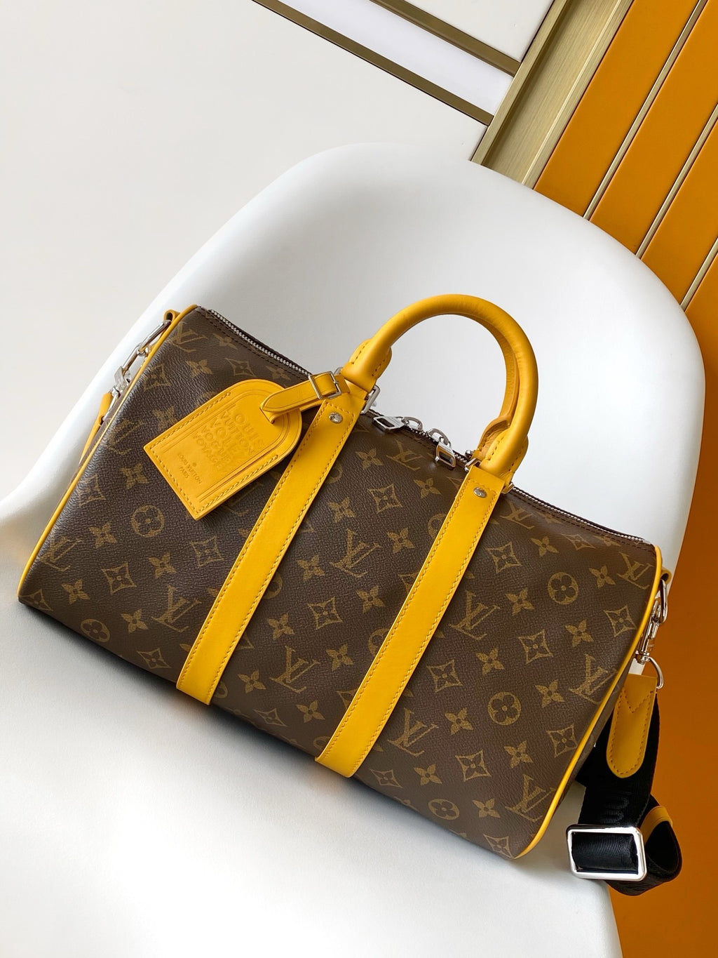 LV MESSENGER BAG