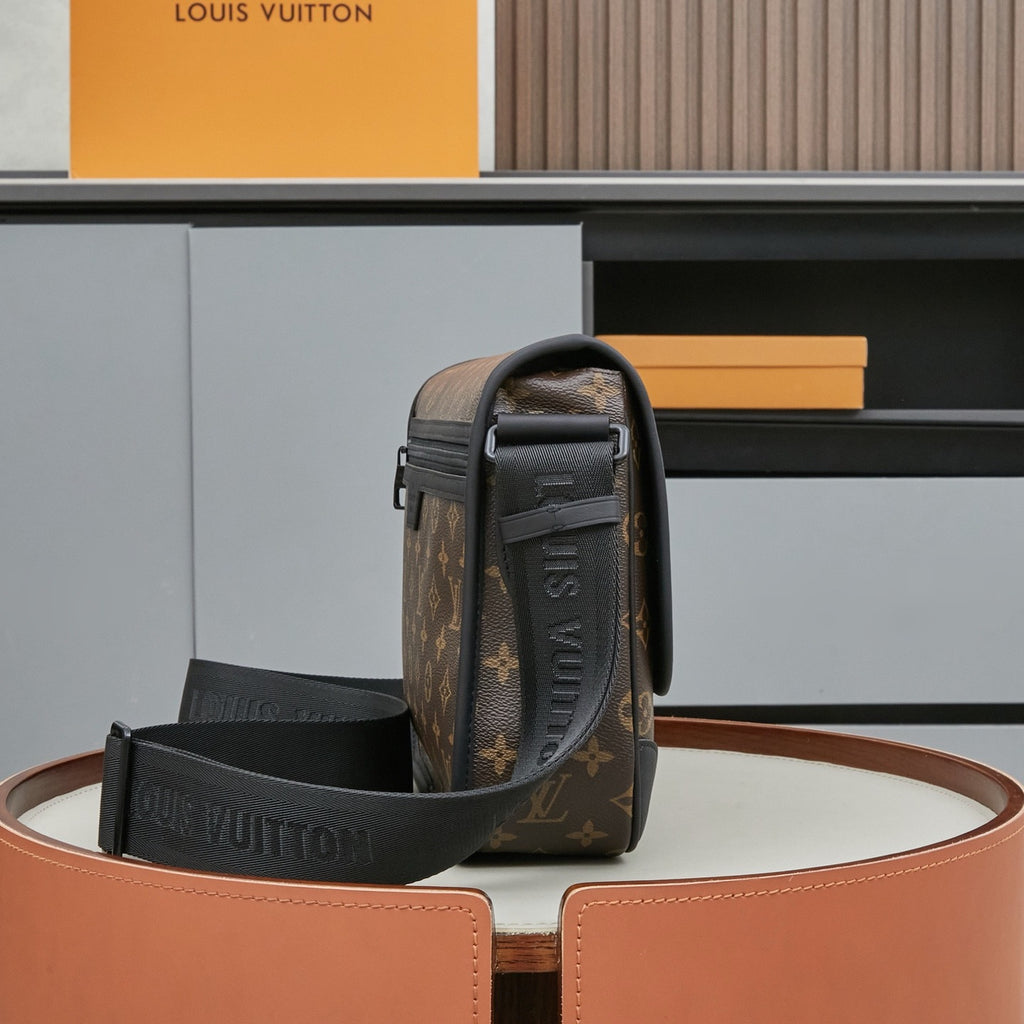 LV MESSENGER BAG