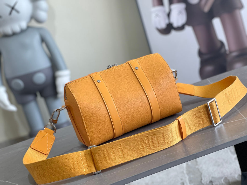 LV MESSENGER BAG