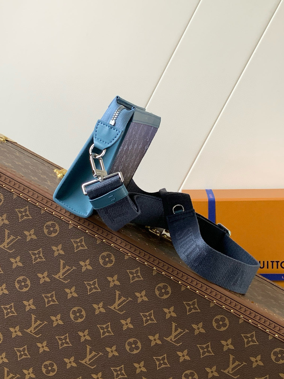 LV MESSENGER BAG