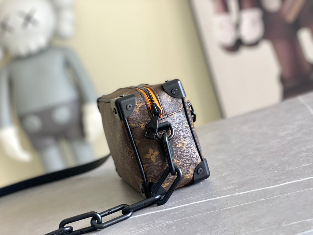 LV MESSENGER BAG