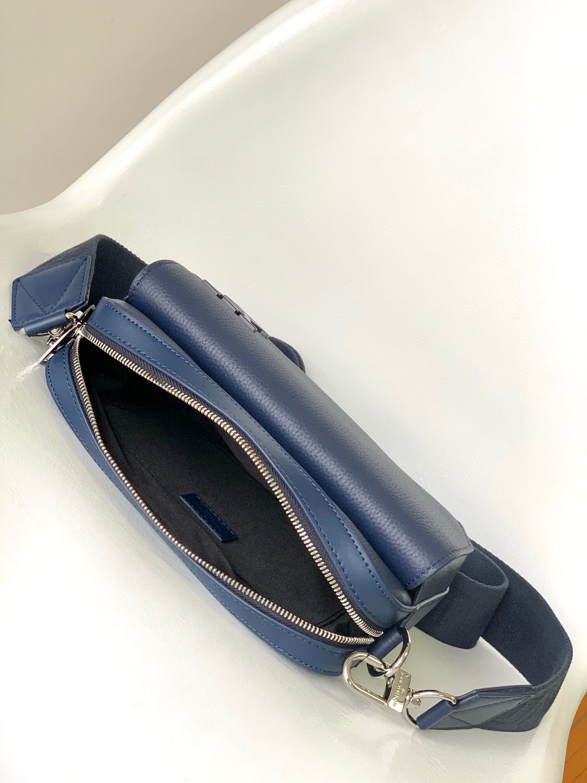LV MESSENGER BAG