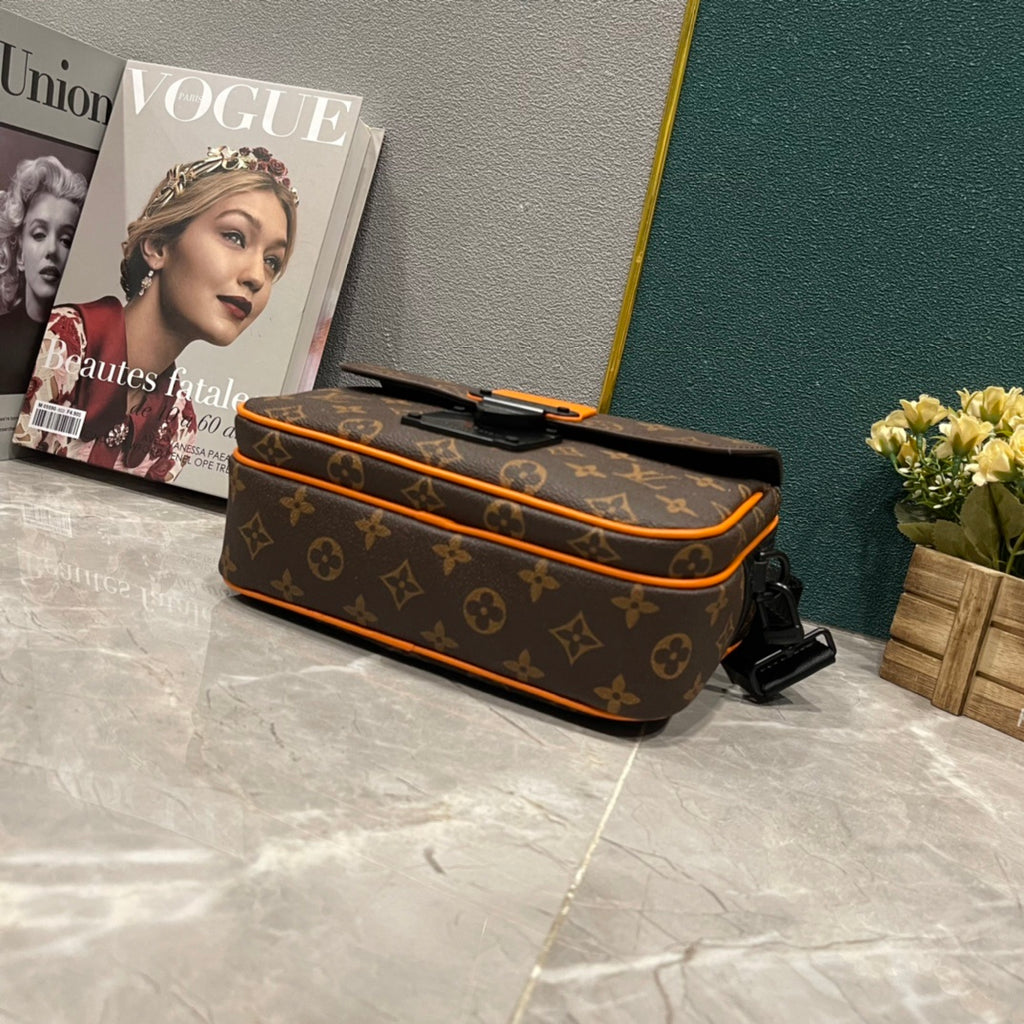 LV MESSENGER BAG