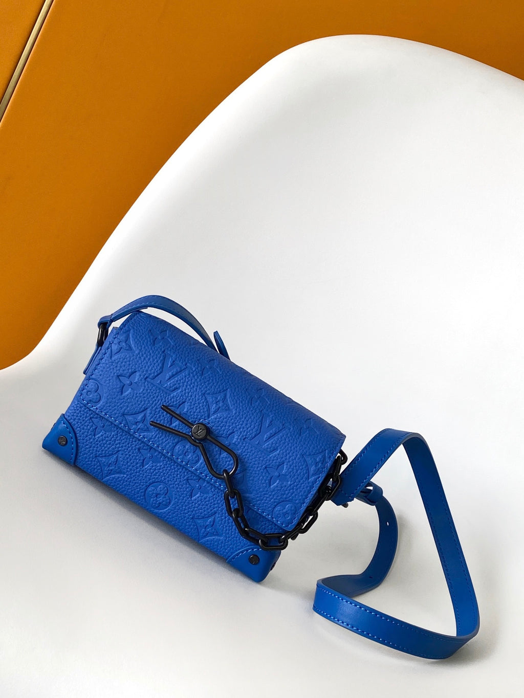 LV MESSENGER BAG