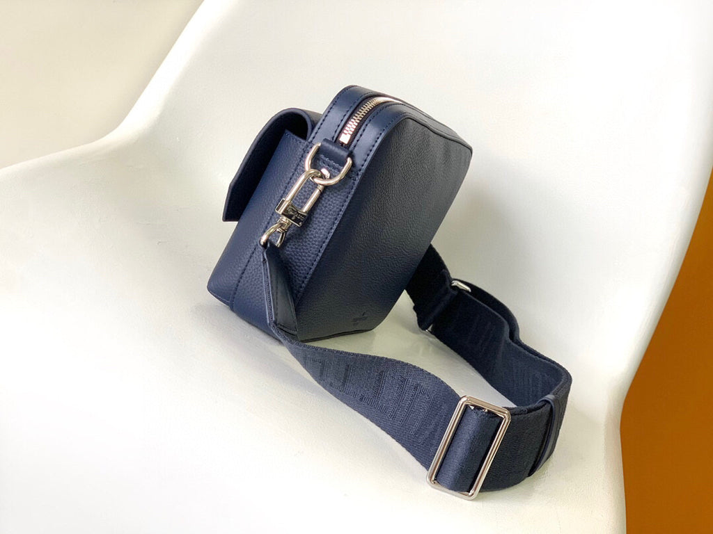 LV MESSENGER BAG