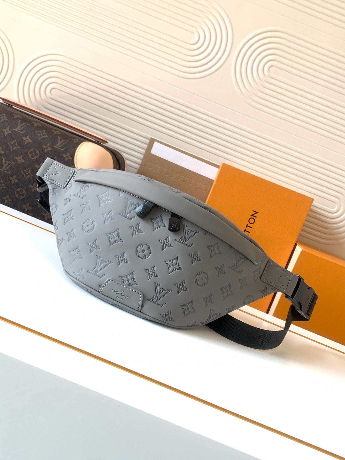LV MESSENGER BAG