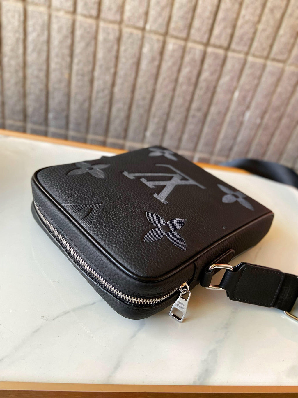 LV MESSENGER BAG