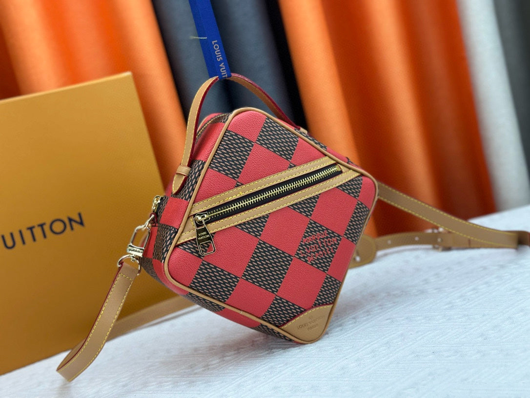 LV MESSENGER BAG