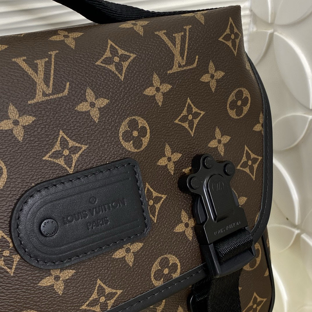 LV MESSENGER BAG