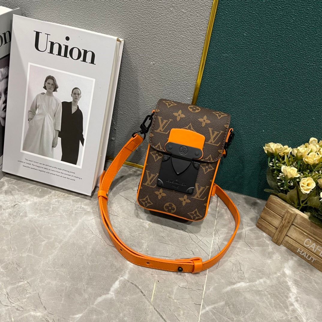 LV MESSENGER BAG