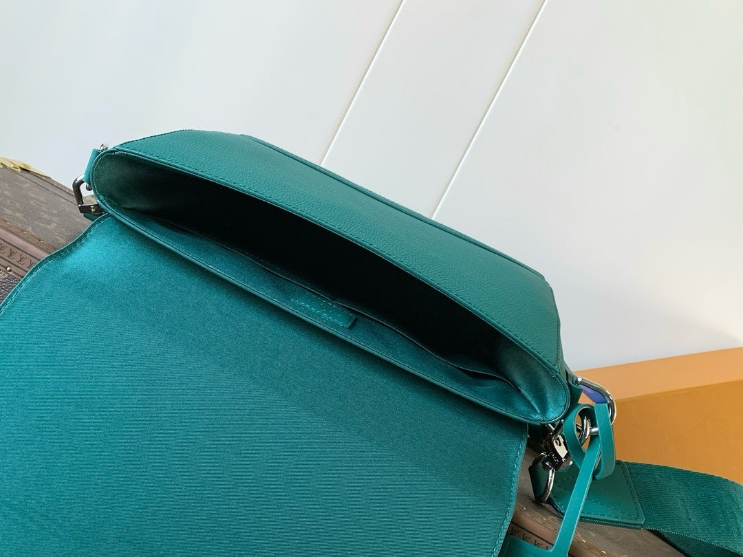 LV MESSENGER BAG