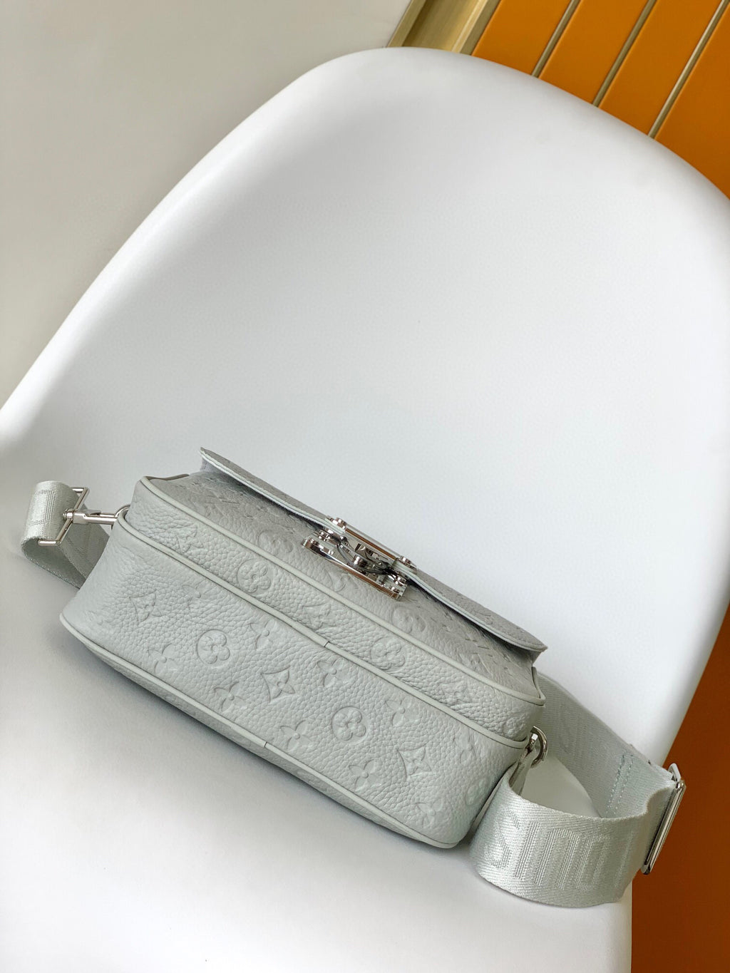 LV MESSENGER BAG