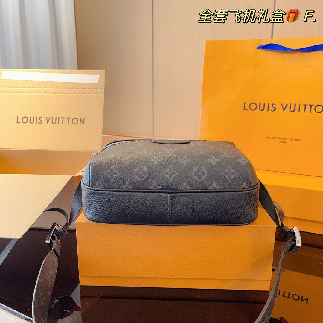 LV MESSENGER BAG