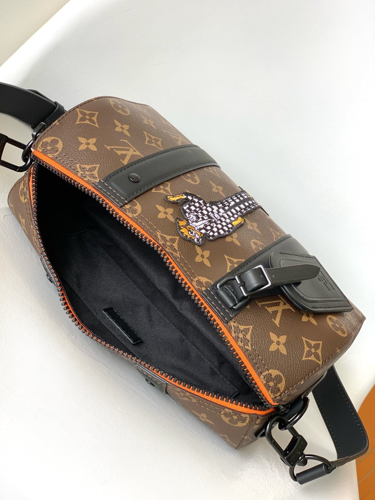 LV MESSENGER BAG