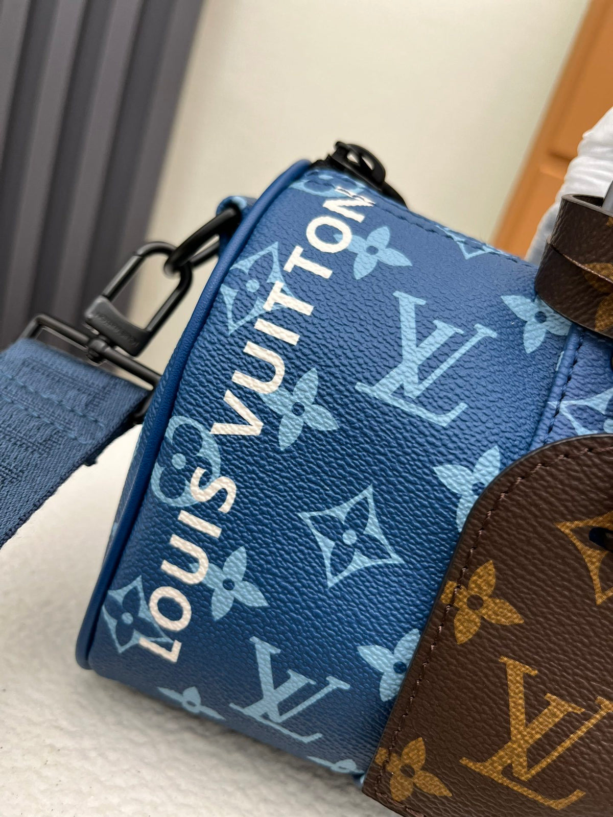 LV MESSENGER BAG