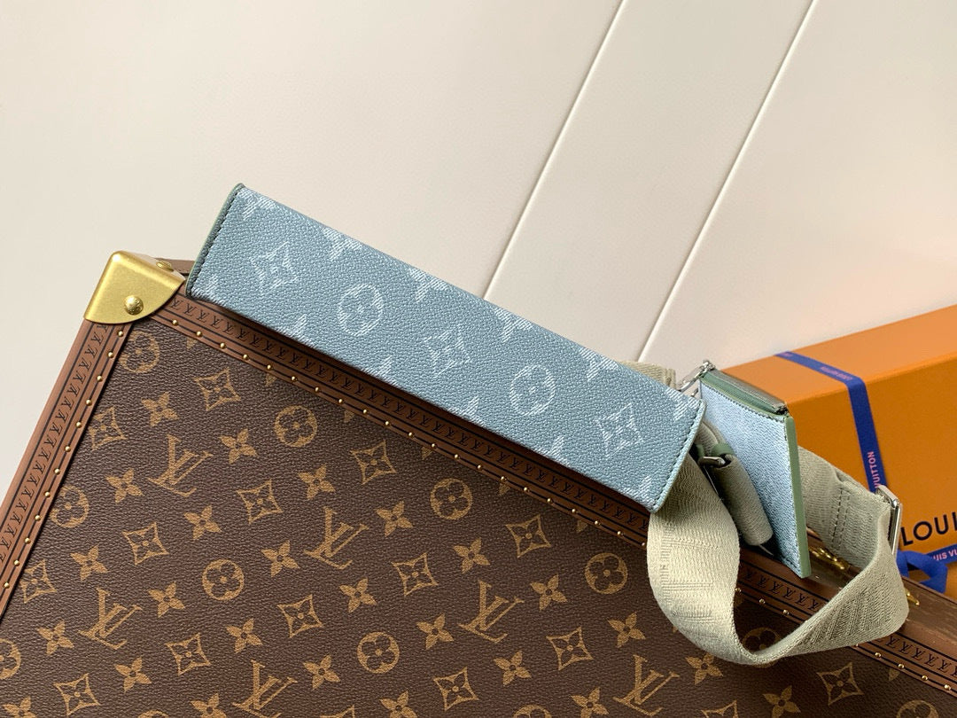 LV MESSENGER BAG
