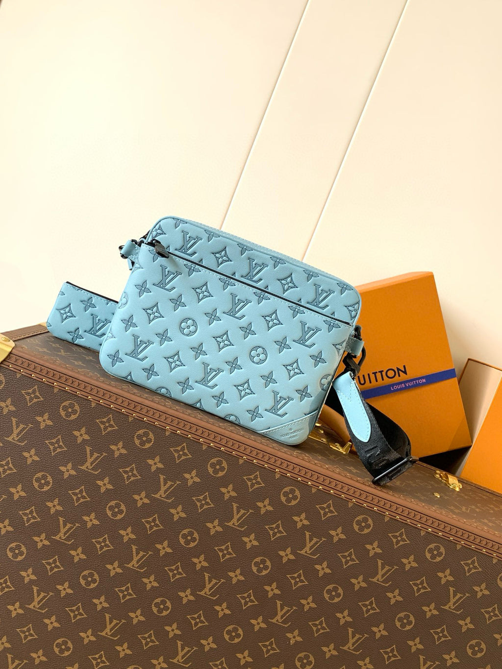 LV MESSENGER BAG