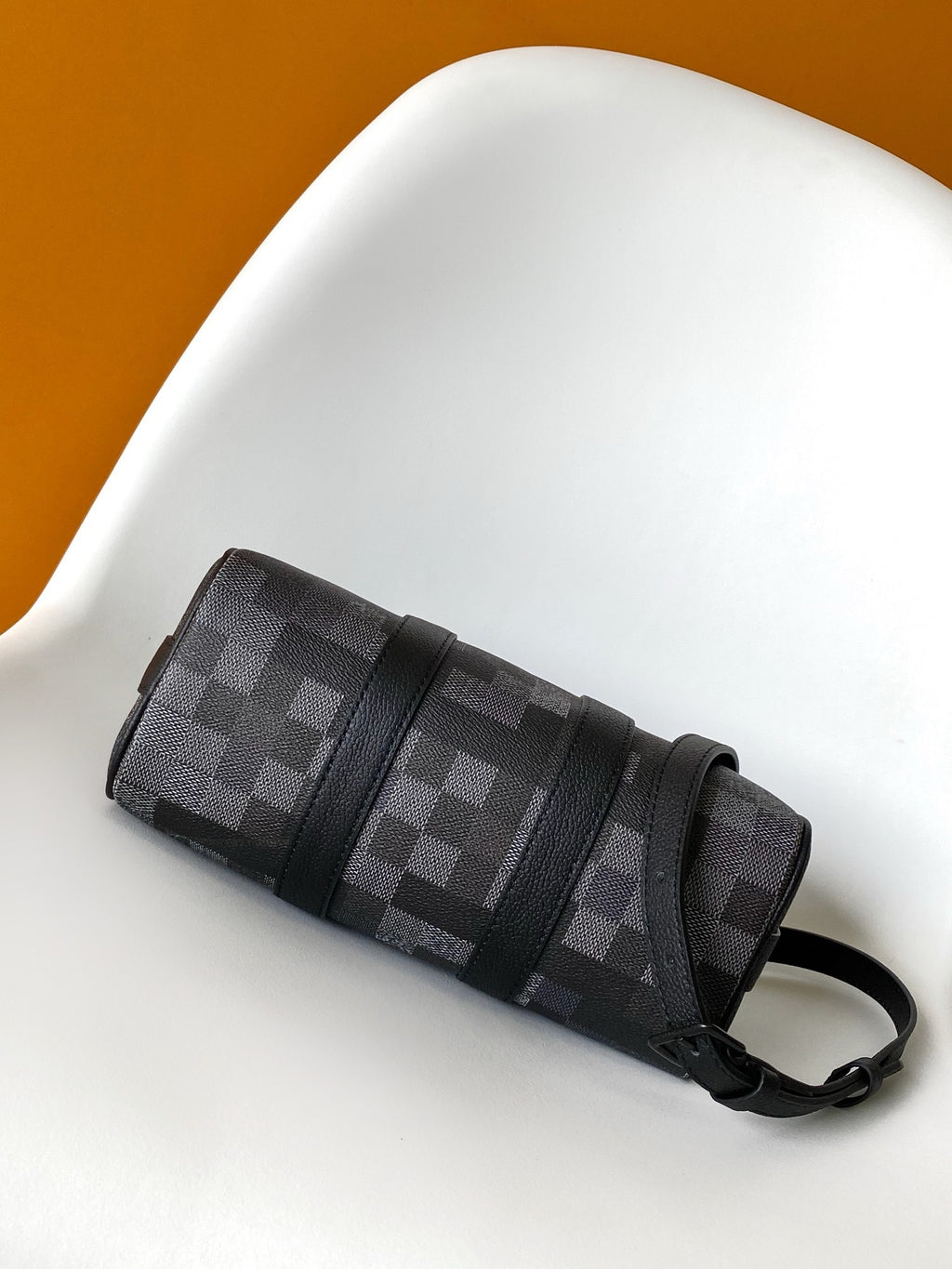 LV MESSENGER BAG
