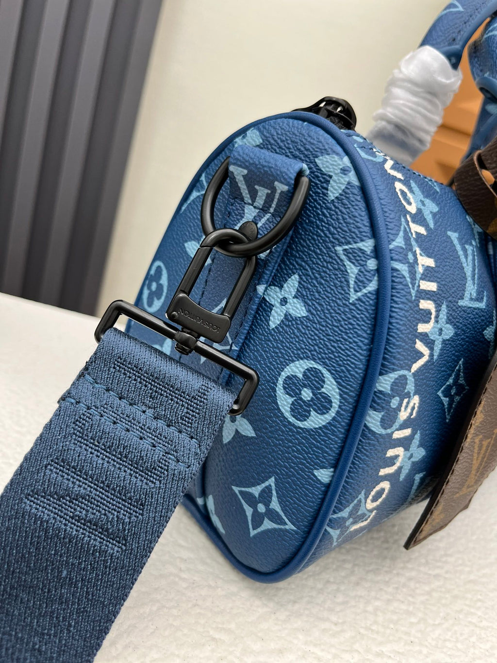 LV MESSENGER BAG