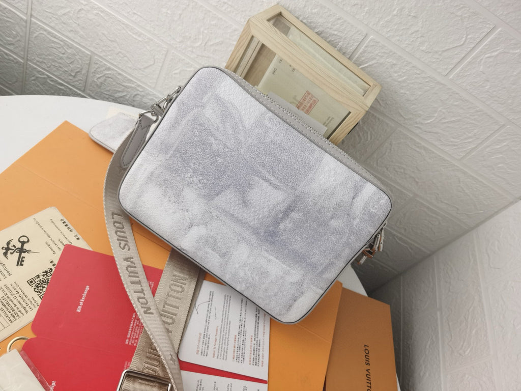 LV MESSENGER BAG