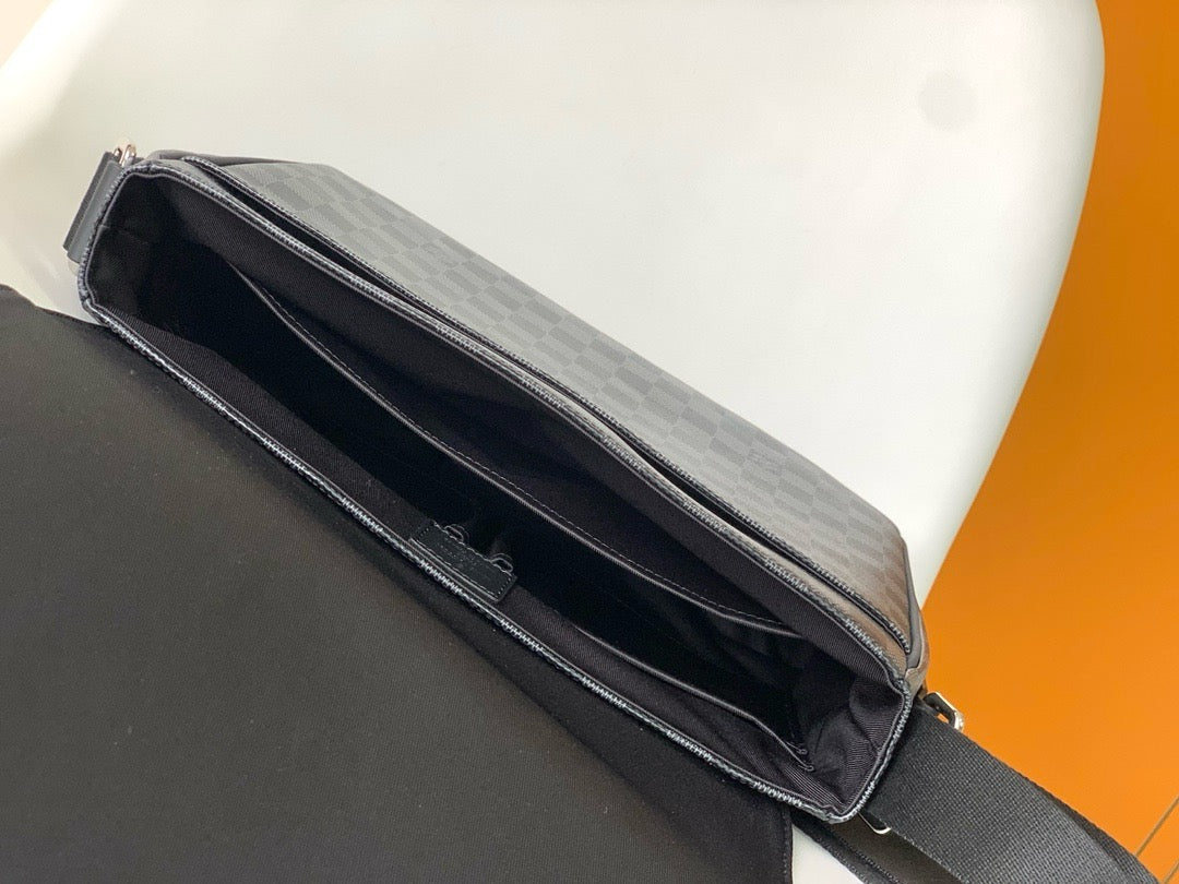 LV MESSENGER BAG