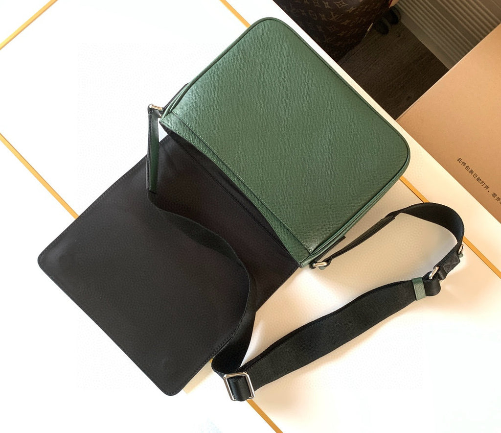 LV MESSENGER BAG