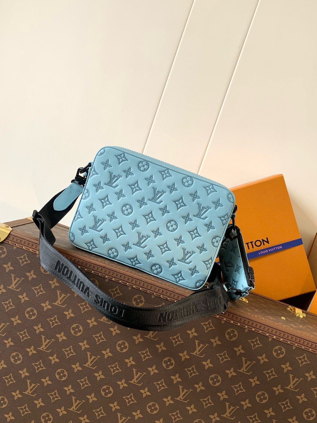 LV MESSENGER BAG